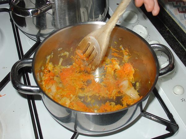 Refogado com a Cebola e Alho picados, uma folha de Louro e a Cenoura ralada